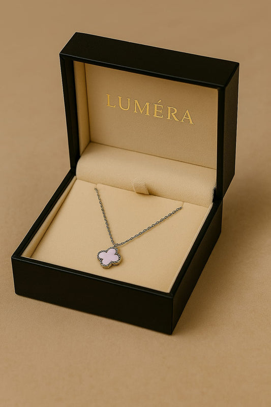 Zarif Yonca Kolye – Pembe Taşlı Gümüş Zincir