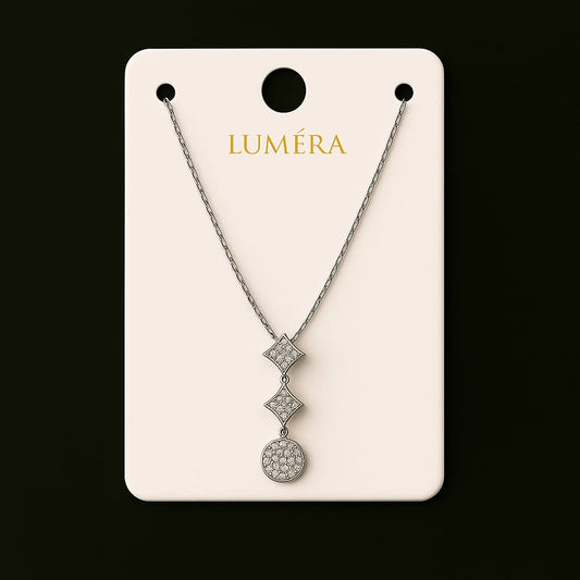 Zarif Detaylarla Şıklık: Üç Taşlı Gümüş Zincir