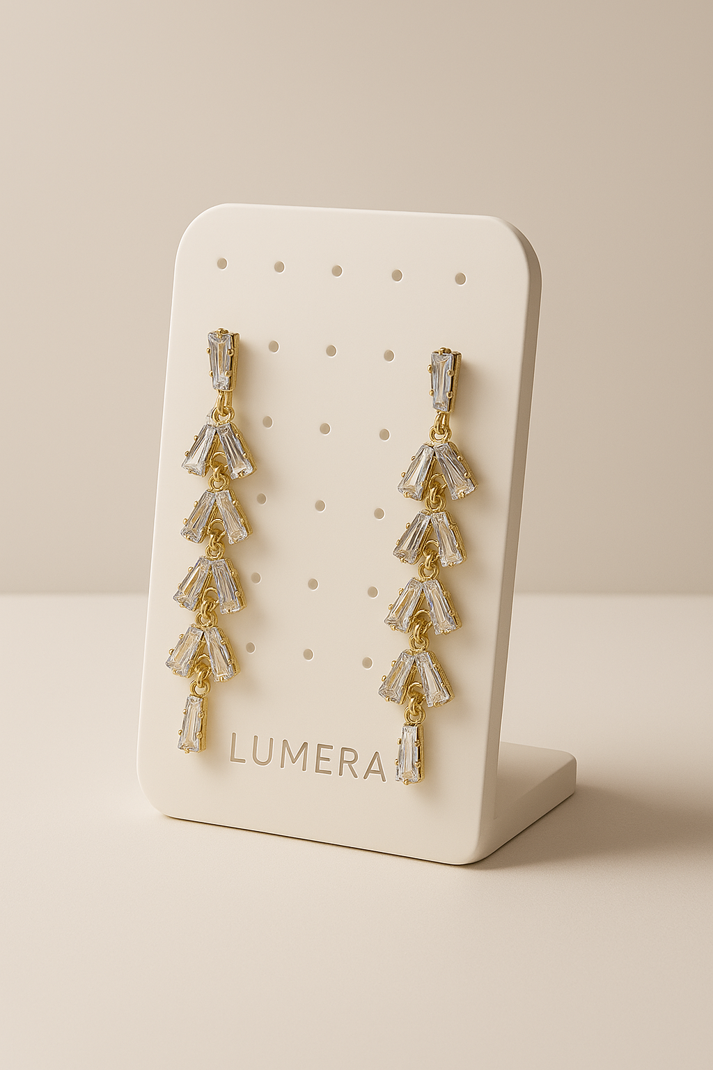 ✨ Luméra Altın Detaylı Kristal Sallantılı Küpe – Göz Kamaştırıcı Zarafet