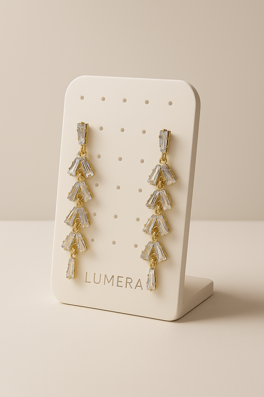 ✨ Luméra Altın Detaylı Kristal Sallantılı Küpe – Göz Kamaştırıcı Zarafet