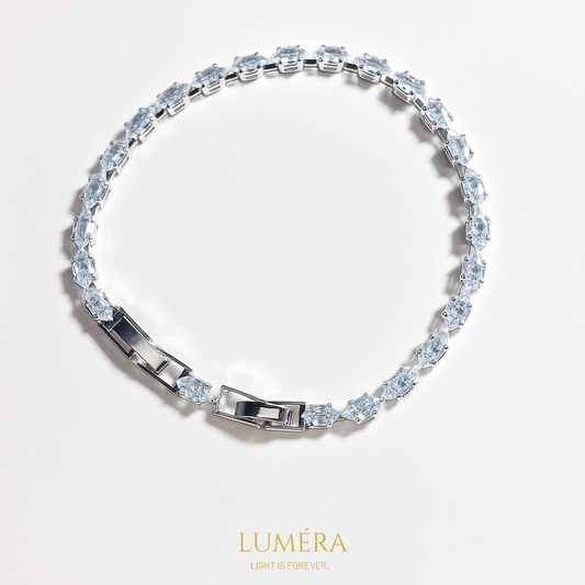 ✨ Luméra Oval Kesim Taş Detaylı Gümüş Renk Bileklik – Zamansız Işıltı