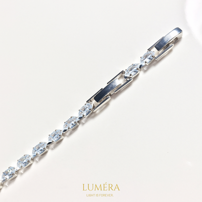 ✨ Luméra Oval Kesim Taş Detaylı Gümüş Renk Bileklik – Zamansız Işıltı